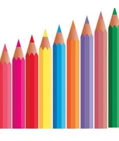 Lápices de colores y esbozo sueltos